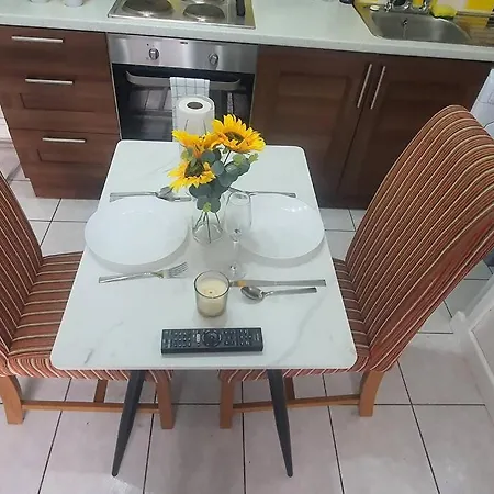 Lister Park Stylish 1bed Coach House - Quiet & Tranquil & Parking *