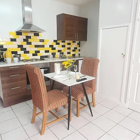 Lister Park Stylish 1bed Coach House - Quiet & Tranquil & Parking 펜션 *