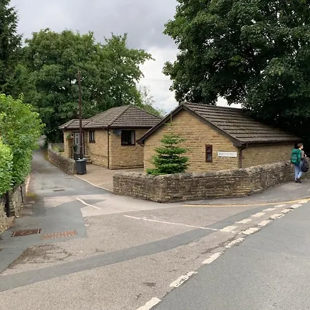 Lister Park Stylish 1bed Coach House - Quiet & Tranquil & Parking Holiday home Bradford (West Yorkshire)