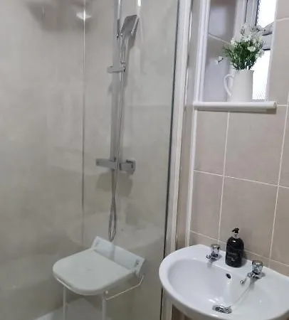 Lister Park Stylish 1bed Coach House - Quiet & Tranquil & Parking 브래드퍼드
