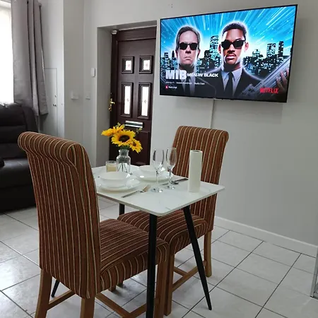 Lister Park Stylish 1bed Coach House - Quiet & Tranquil & Parking * 브래드퍼드