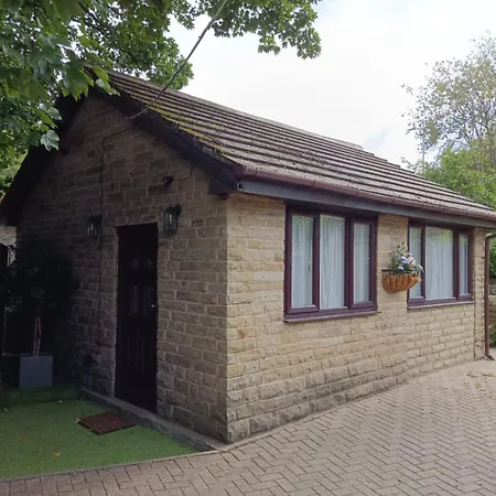 Lister Park Stylish 1bed Coach House - Quiet & Tranquil & Parking *