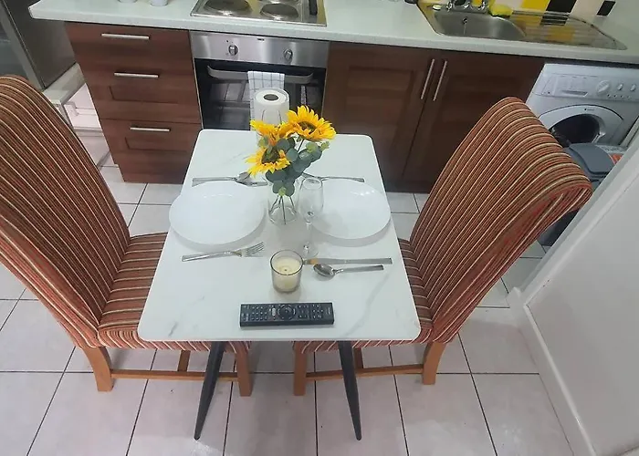 Lister Park Stylish 1bed Coach House - Quiet & Tranquil & Parking *