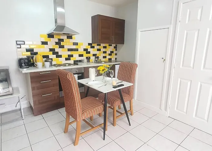 Lister Park Stylish 1bed Coach House - Quiet & Tranquil & Parking Σπίτι διακοπών *