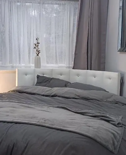 Lister Park Stylish 1bed Coach House - Quiet & Tranquil & Parking