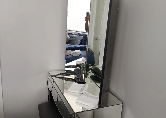 Lister Park Stylish 1bed Coach House - Quiet & Tranquil & Parking *