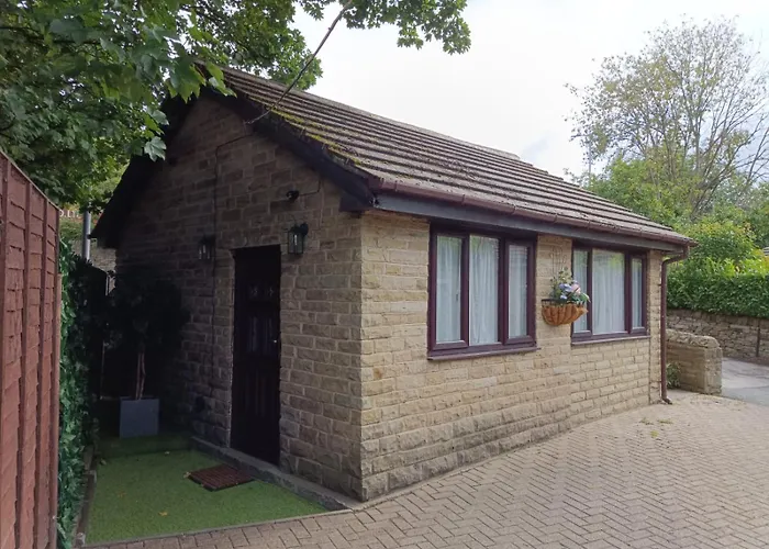 Lister Park Stylish 1bed Coach House - Quiet & Tranquil & Parking *